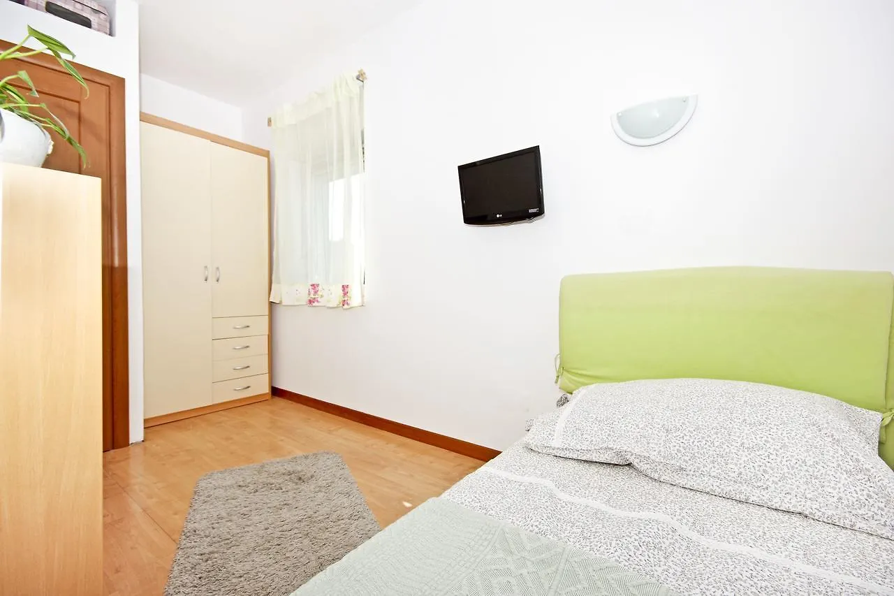 D & J Apartment Split 0*,